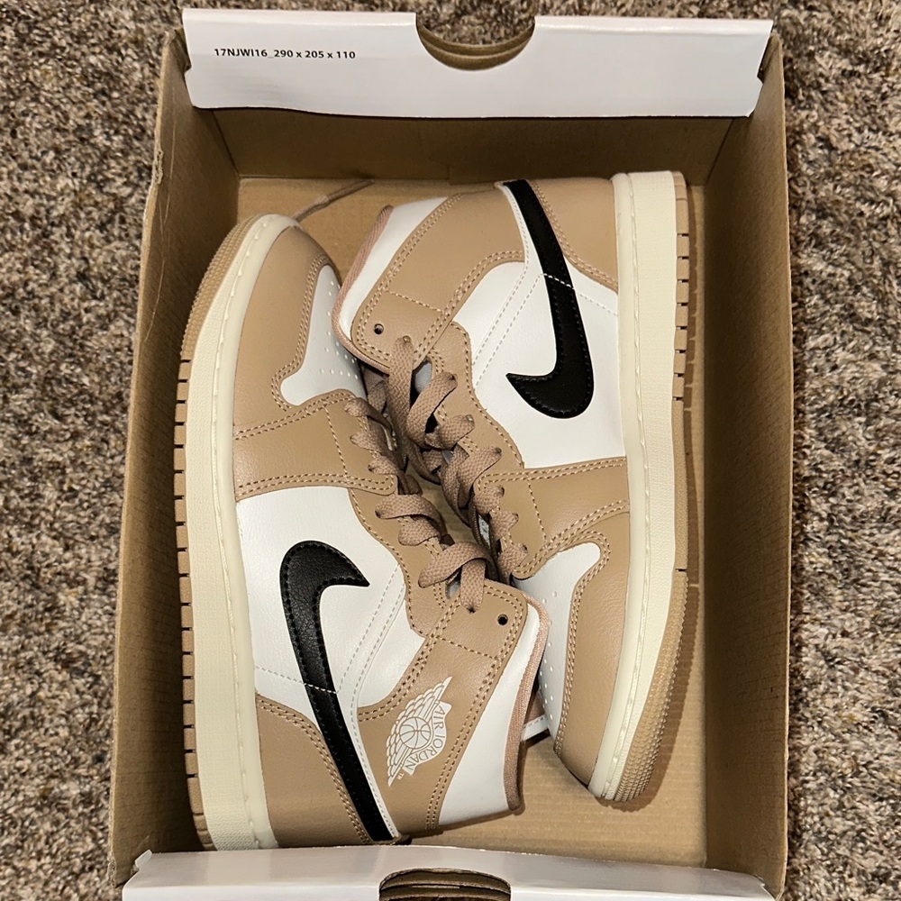 WMNS AIR JORDAN 1 MID